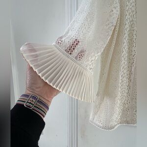 Love the sleeves on this top (S121)